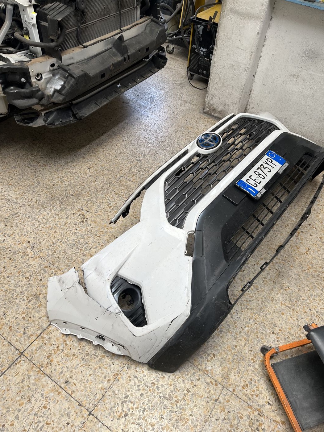 Toyota RAV4 paraurti danneggiato